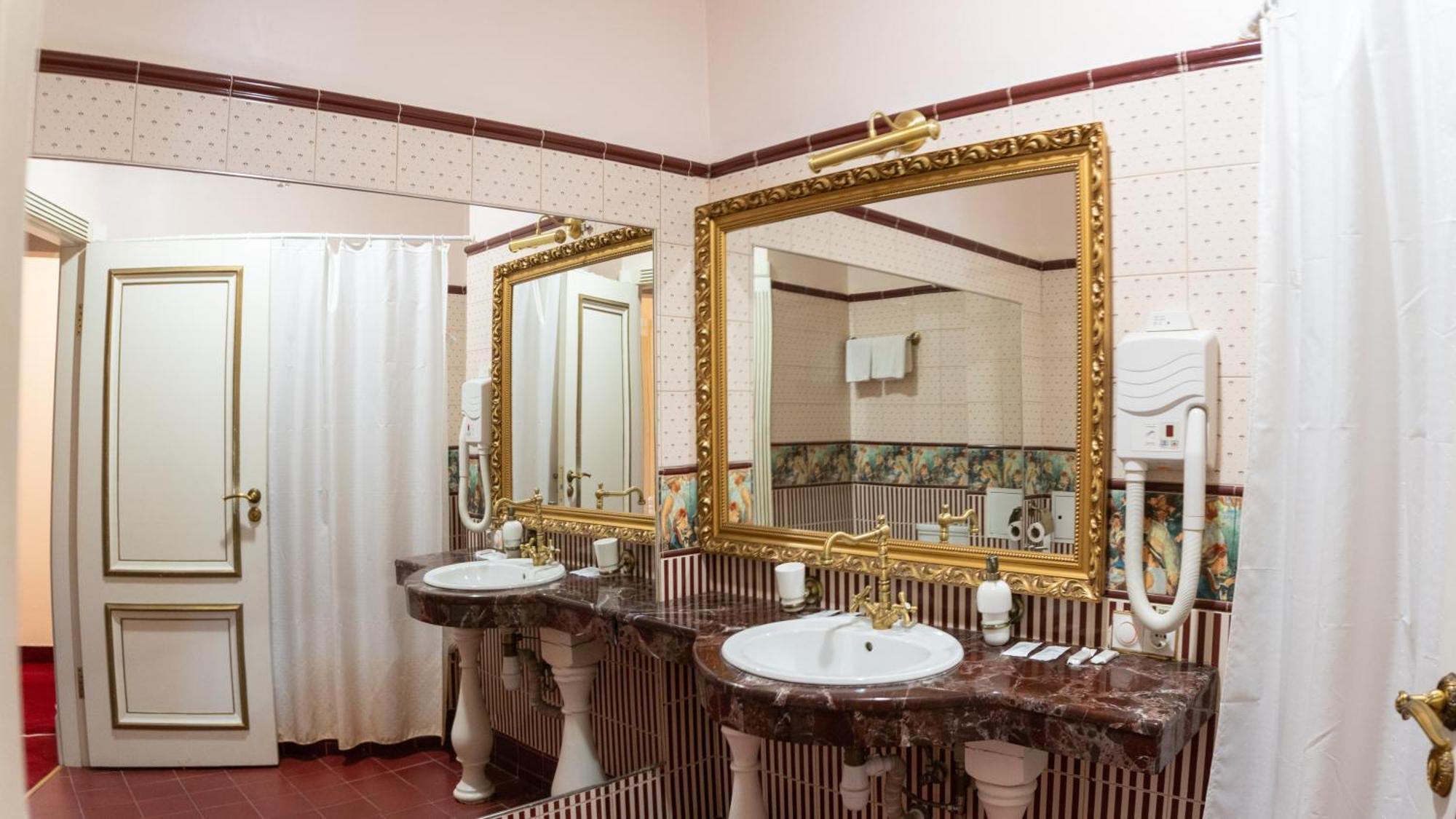 Royal City Hotel Kiev Bagian luar foto