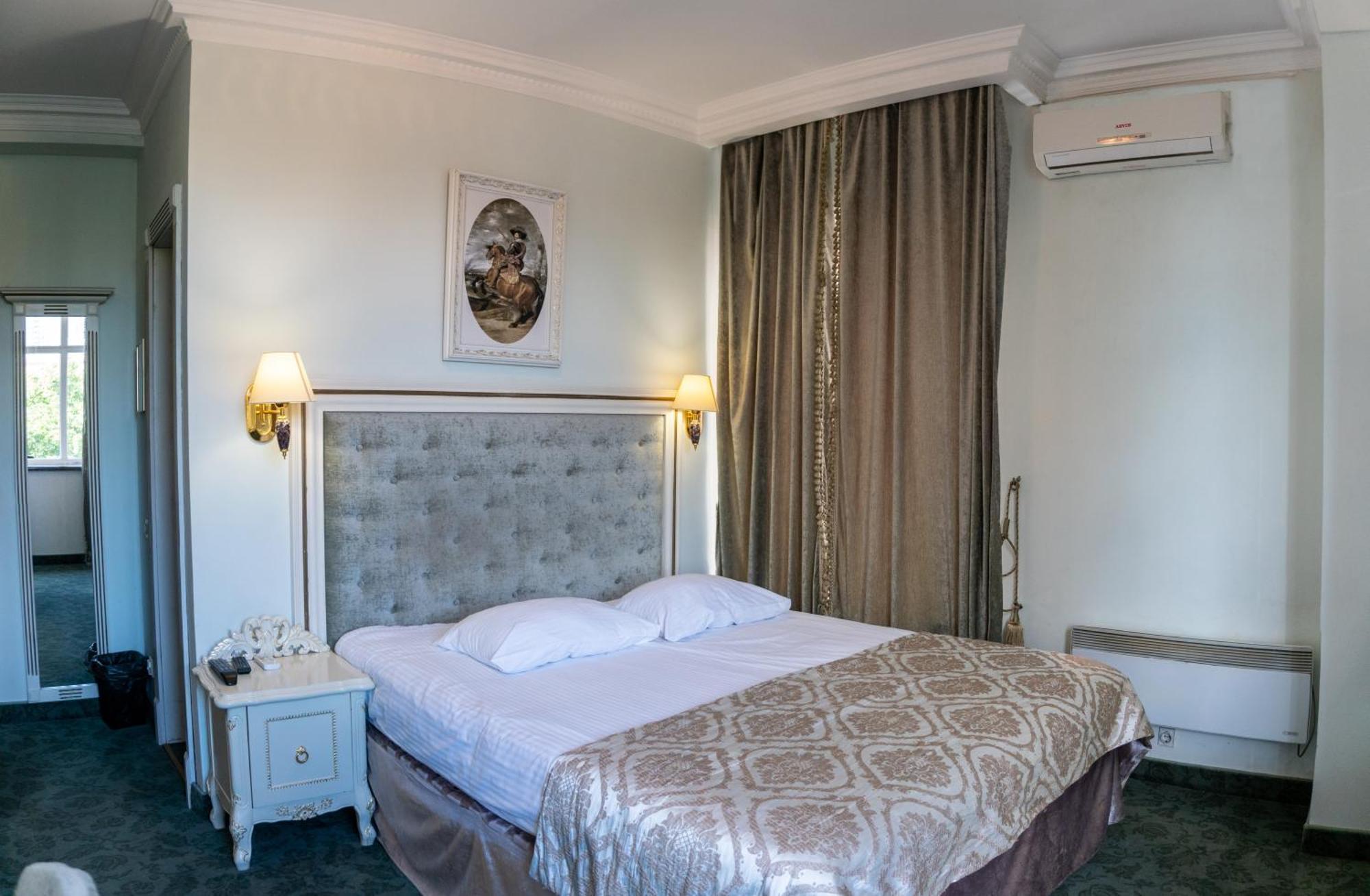 Royal City Hotel Kiev Bagian luar foto