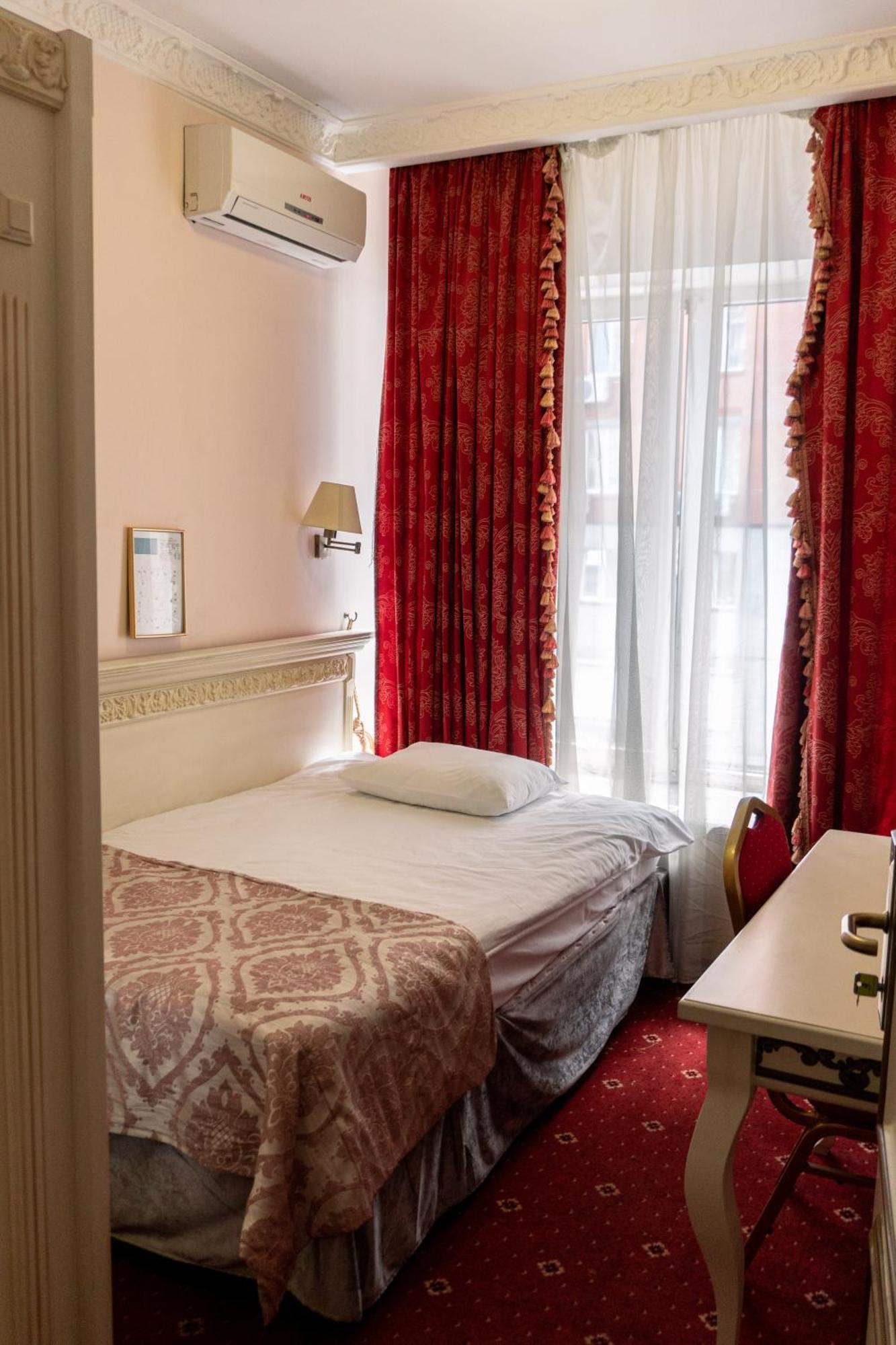Royal City Hotel Kiev Bagian luar foto
