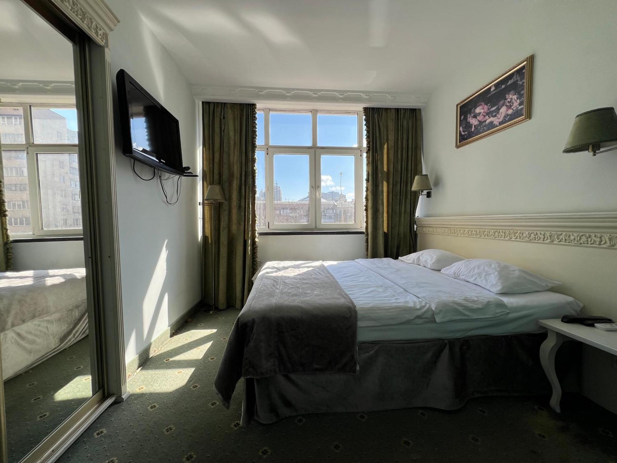 Royal City Hotel Kiev Bagian luar foto